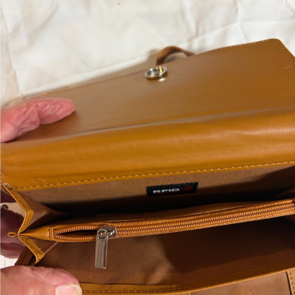 Leather RFID-Blocking Men’s Wallet Crossbody - Tan